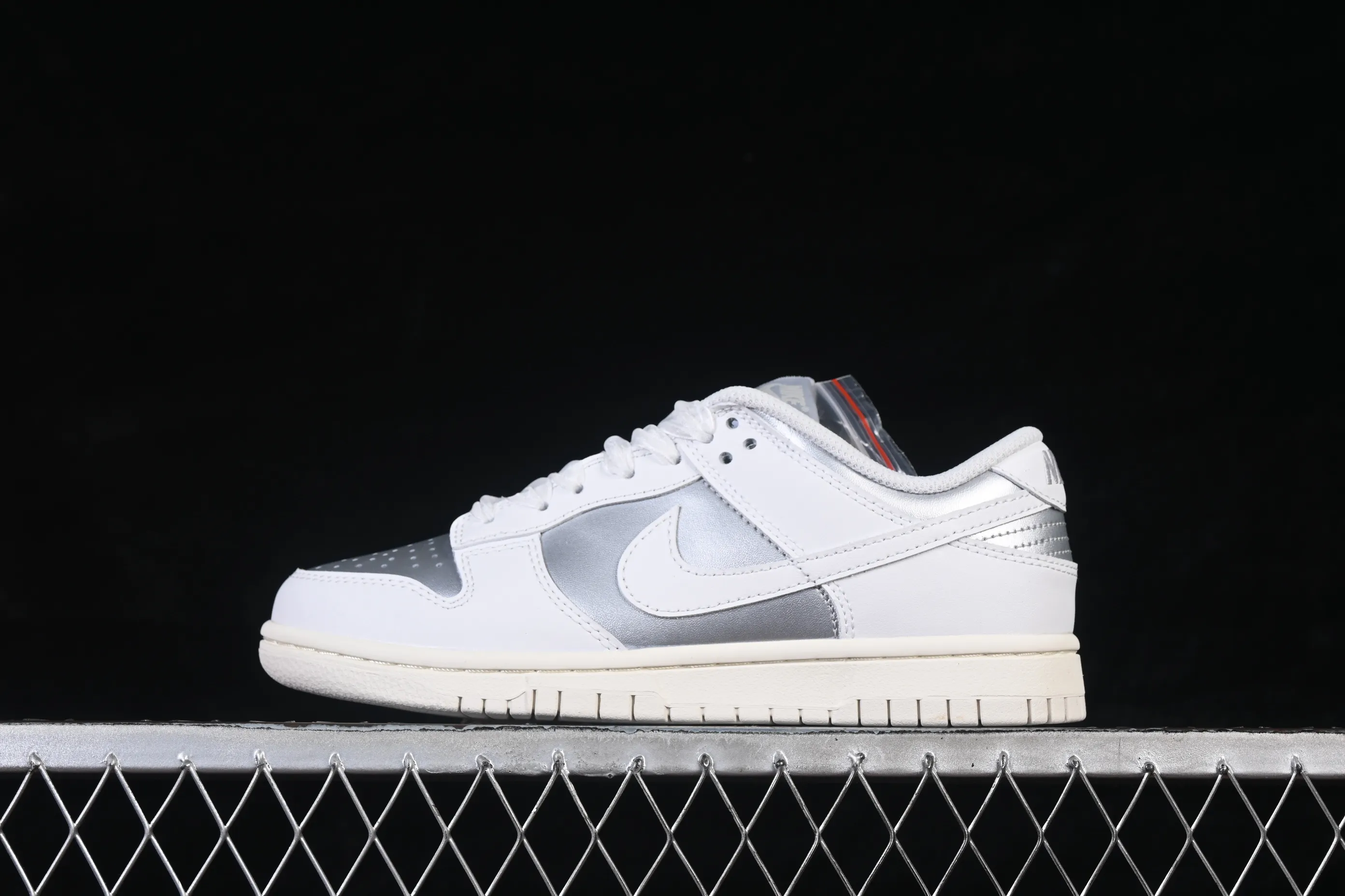 All categories Nk SB Dunk series Nk SB Dunk Low low-top sneakers Nike SB Dunk Low silver low-top casual sneakers IB7311-001